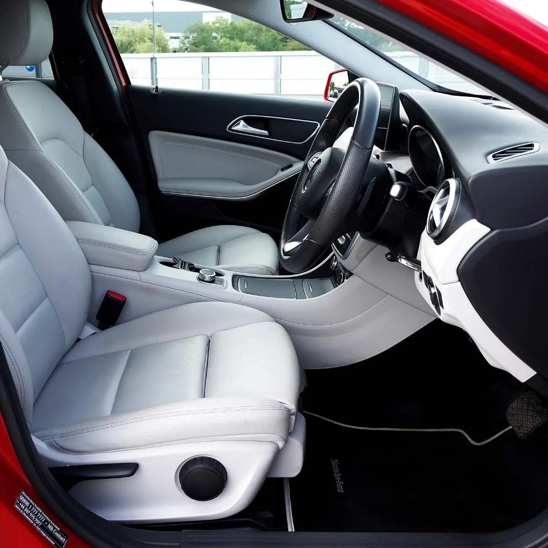 Intérieur clair d’une automobile après nettoyage