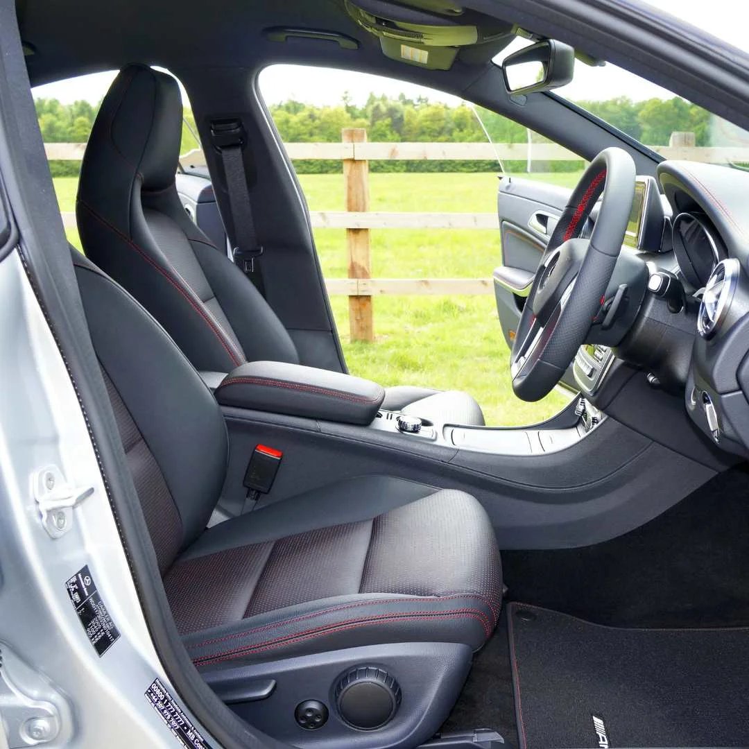 Intérieur noir d’une automobile après nettoyage