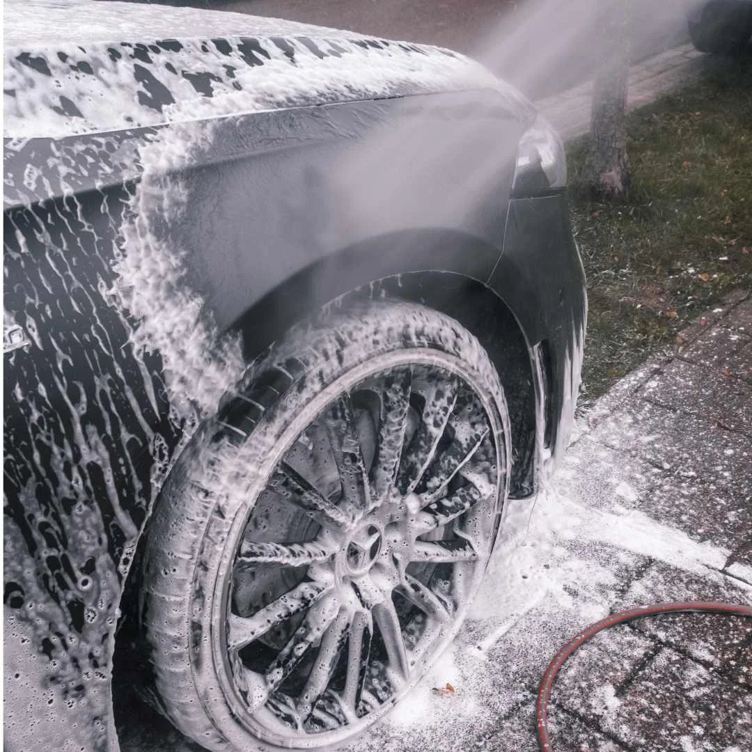 Automobile recouverte de mousse de lavage